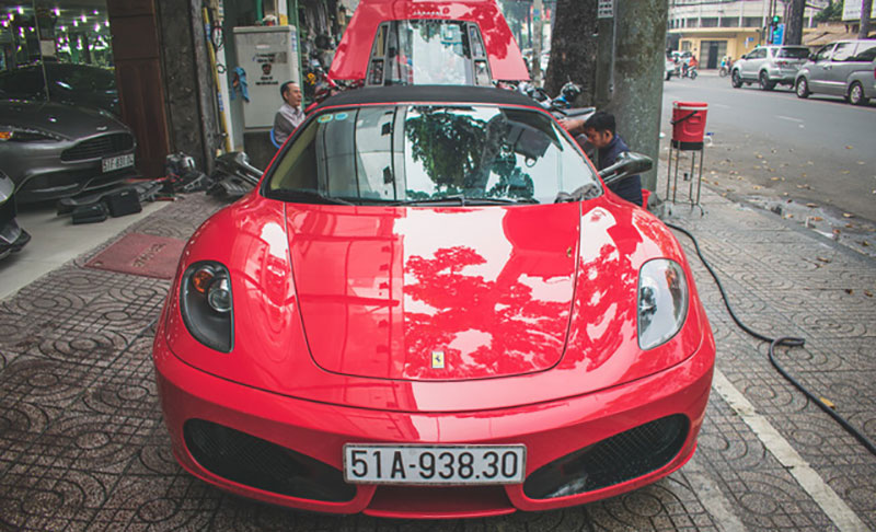 Hàng hiếm Ferrari F430 Spider tháo bánh lau chùi trên vỉa hè Sài Gòn